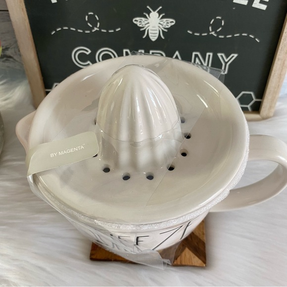 Rae Dunn SQUEEZE Juicer White Pottery Citrus Lime Lemon Juice Cottage Core Tools - Picture 3 of 7